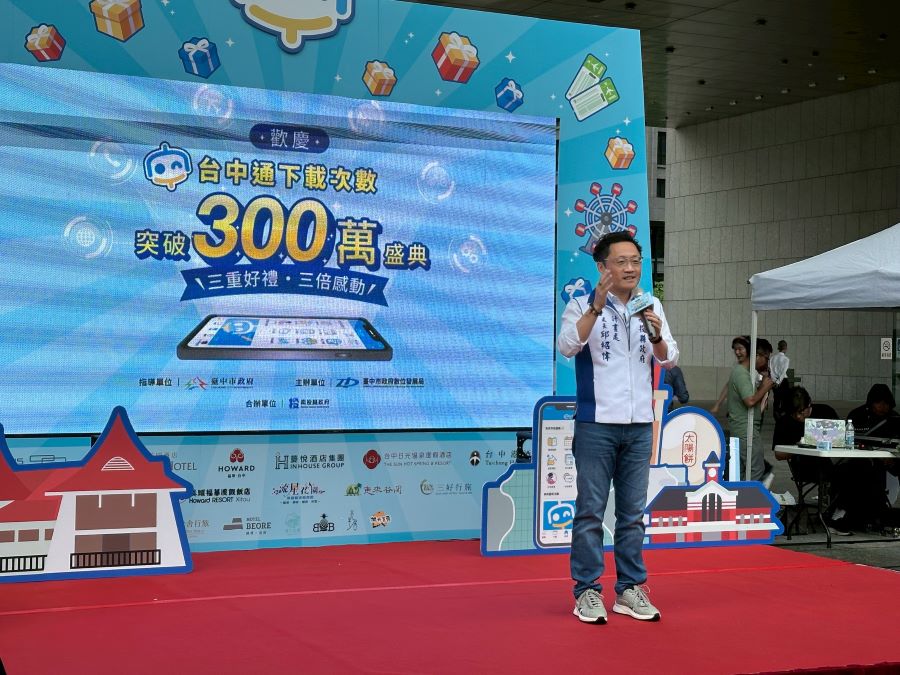 南投縣府計畫處邱紹偉處長介紹今年再聯手加碼抽活動,藉由豐厚的旅遊獎項,深度推廣中投兩縣市的觀光特色。(圖/記者林均和攝)