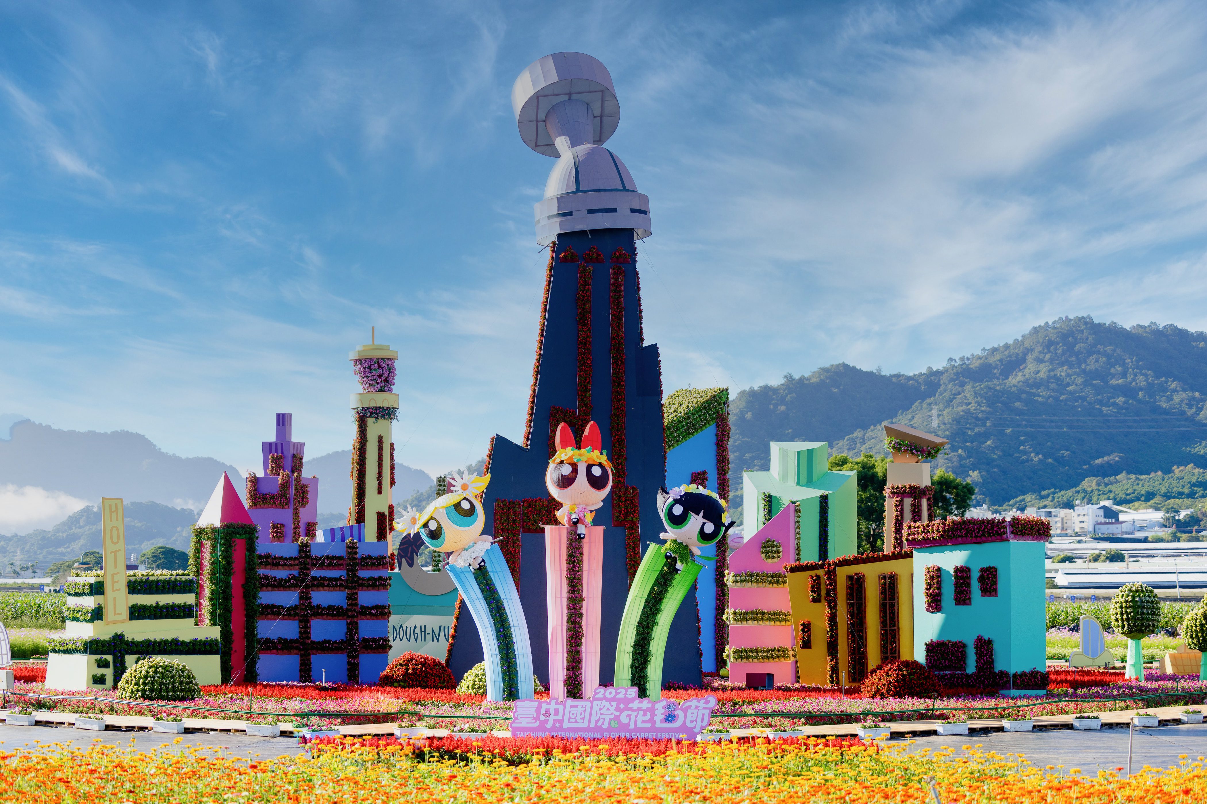 ▲主花毯為歷屆最大，高18米、直徑60米，其中，以魔人啾啾的基地為裝置的最高點。（記者廖家賢翻攝）