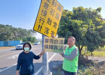 影音/溪州鄉砂石車覆蓋不完全 造成砂石掉落路面騎士常「犁田」引多起摔車事故