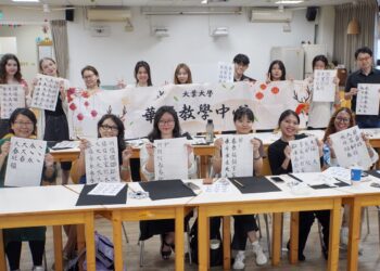 大葉大學華語中心書法體驗活動　國際生感受漢字魅力