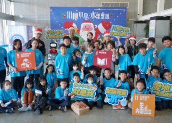 中市陽明大樓聖誕點燈 結合柳川不息快閃活動傳遞永續水生活