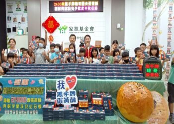 黑手牌「心」意香甜滋味提前　聰哥團長捐贈蛋黃酥歡度中秋佳節