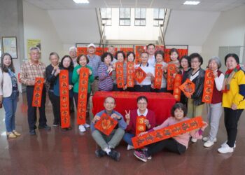 大葉長青大學春聯義賣 學員揮毫助弱勢