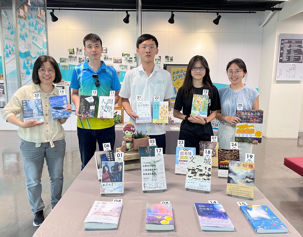 青春好書這young選！-中市圖攜手中二中首推選書設計專屬書腰