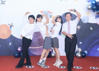 中市高中以下市長獎畢業生合影-盧市長俏皮動作照單全收-現場歡笑聲不斷