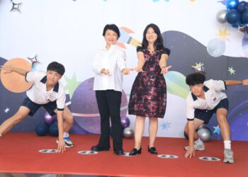 中市高中以下市長獎畢業生合影-盧市長俏皮動作有求必應：還沒有難倒我的pose！