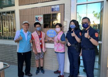 攜手警所培力青銀志工-中市東勢地所變身防詐借問站