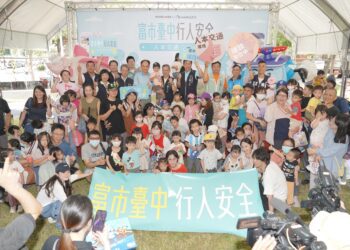 救援小英雄poli與市民同樂！-中市建設局偕中央首辦人本交通戶外宣導活動