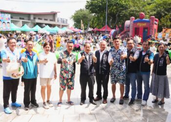 大里人潑水節沁涼登場-中市民政局長與民同樂大玩水仗