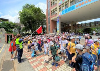 1,300名學生7分鐘放學「得來速」-中市導護老師交通祕笈大公開