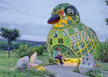 5米高五色鳥現蹤台中 -中央公園公共藝術超吸睛