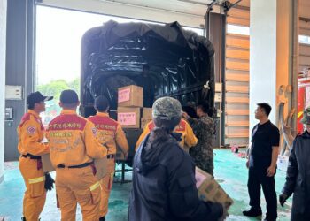 新佳陽部落道路中斷-中市府三路搶進運補物資