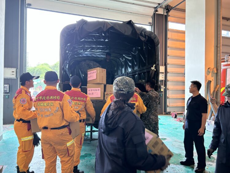 新佳陽部落道路中斷-中市府三路搶進運補物資