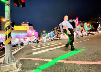 過馬路要刷條碼？-中市交通局設「地板紅綠燈」護行人出奇招