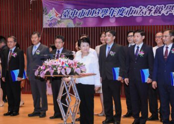 中市75位校(園)長布達交接 -盧市長期勉：任重道遠培育人才