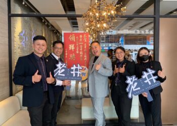 搶得「鮮」機！鍋烤節領鮮獎店家出爐-中市經發局長到店貼榜恭賀