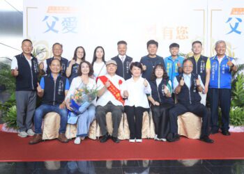 中市模範父親合影-盧市長感謝：父愛如山、更像大海浩瀚無盡