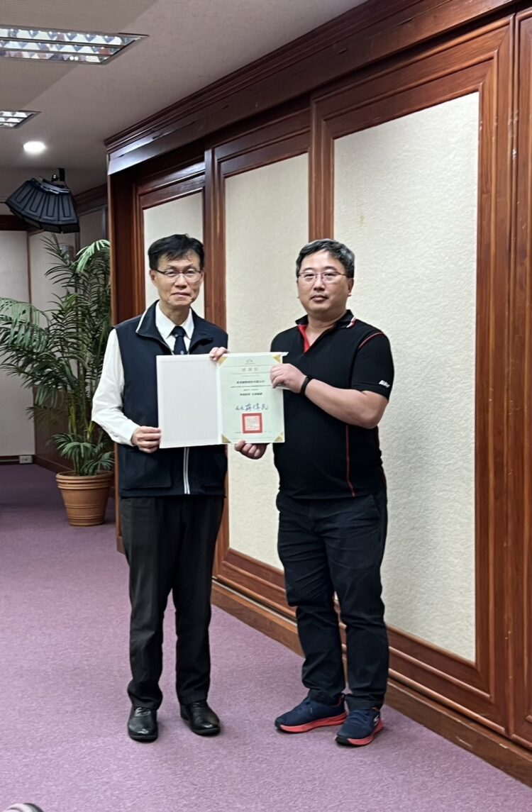 圓展科技捐贈平板電腦充電同步車-中市教育局：感謝充實校園數位學習設備
