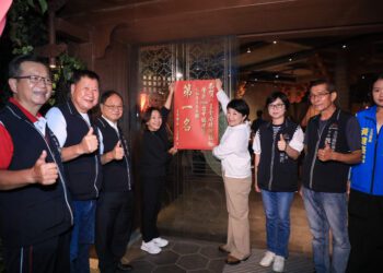 近600家競爭激烈！台中鍋烤節「十大火鍋燒烤店家」揭曉-盧市長親為冠軍貼紅榜祝賀