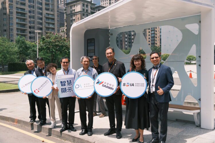 台中打卡新景點！-國家歌劇院候車亭陪你「藝」起等公車