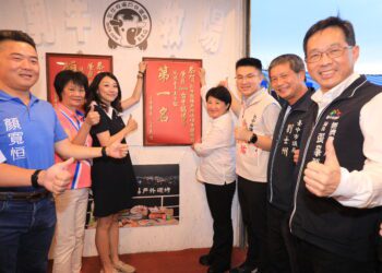 兌現承諾不遺漏任何一家！-盧市長親赴「台中鍋烤節」冠軍店家貼紅榜祝賀