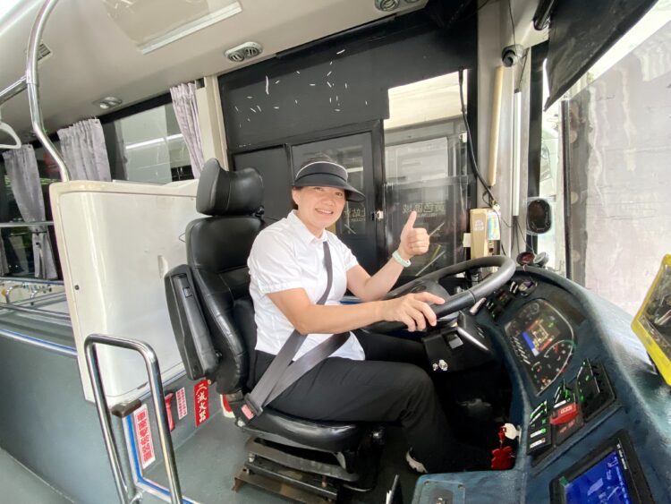 從拿鍋鏟到握方向盤- 中市女公車駕駛：不要小看自己