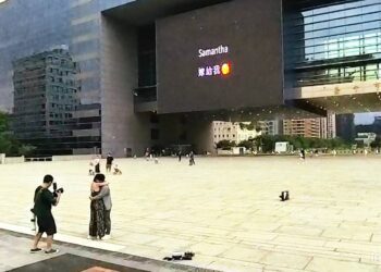 中市府前廣場1300吋大螢幕助攻-首位市民求婚成功！