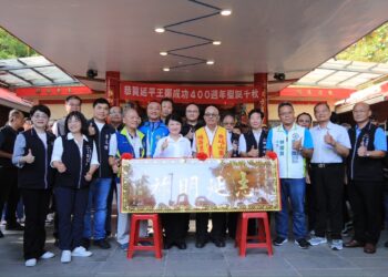 全台首間「大甲鐵砧山國姓廟」鄭成功誕辰400週年-盧市長贈匾追思：對台有功不分世代族群皆典範
