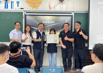 充實中市校園教學設備-圓展科技捐贈數位教學用品
