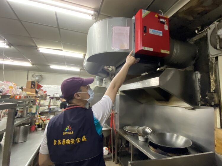中市食安處查核281家餐飲油煙防制設備- 15家未依規裝設已移請環保局續辦