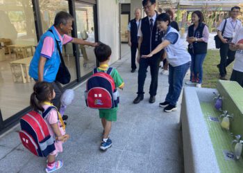 開學囉！樂業國小闖關活動迎新學期　中市教育局長勉勵孩童保持好奇心