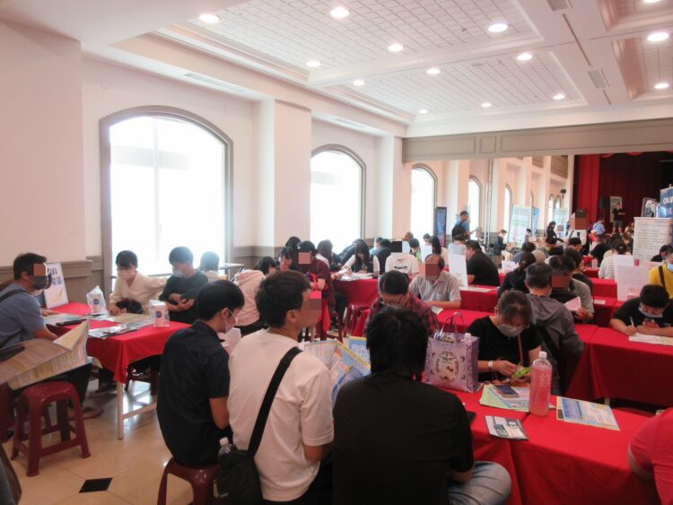 中市勞工局攜手中友百貨辦徵才活動-逾2千人參加、初步媒合率6成5