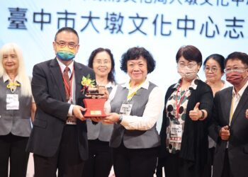 感謝台中文化中心及圖書館志工無私奉獻-中市表揚好人好事及社會教育楷模