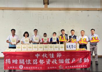 中秋前夕中市環保局攜手愛心企業-贈關懷資收個體戶反光背心、米