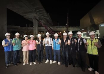 重大里程碑！「綠空廊道」自行車跨橋夜間吊裝-建設局長：朝114年春節前全線串接
