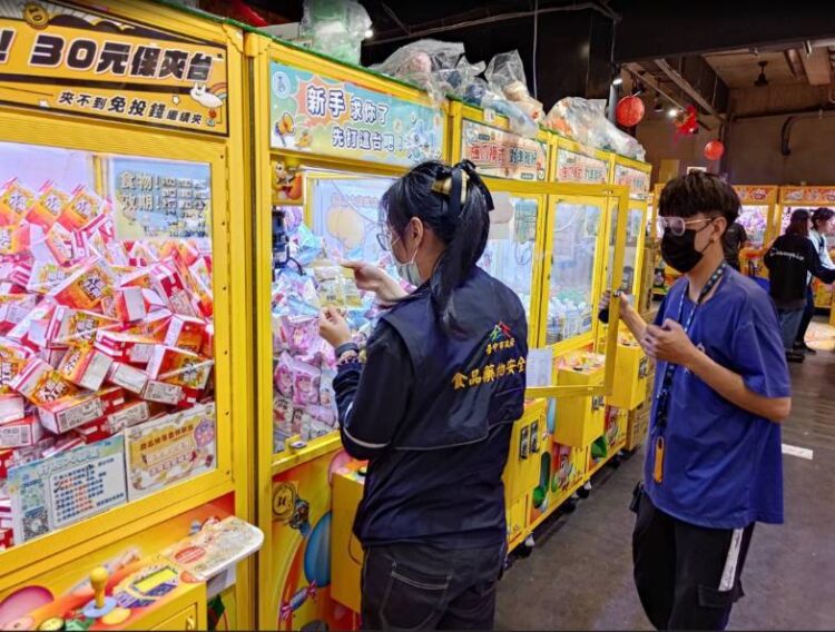 中市府稽查827台食品、化粧品自助選物販賣機- 1件化粧品標示違規已移送裁罰
