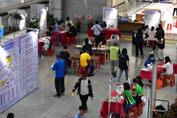 中市勞工局陽明市政大樓山線徵才-38家廠商初步媒合達6成