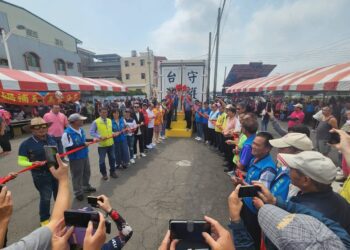 護聖宮送愛到溪州鄉 40呎貨櫃裝滿關懷與溫暖