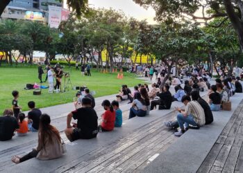 嚴懲市民廣場違規攤販！-中市建設局第二波強制執行當場查封義務人商品