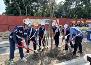 北屯崇德19路計畫道路開闢辦植樹活動-中市建設局長視察種樹苗：環境教育從小做起