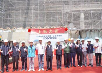 斥資3.25億新增3萬櫃位-中市東勢區第一公墓新建納骨塔上梁