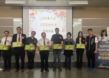113年台中市super教師頒獎典禮-教育局長嘉勉獲獎教師繼續發光發熱