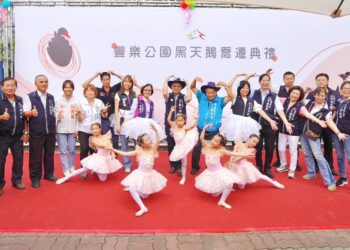 豐樂公園喜迎「黑天鵝」入厝！　建設局長邀市民朋友近距離欣賞萌樣