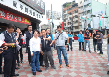 鐵腕護行人！-中市府啟動「無限期公車大執法」-盧市長慰勉員警辛勞：捍衛行人正義