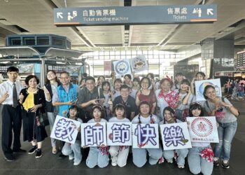 教師節快閃活動-台中學生高鐵站唱客語古文致敬師長