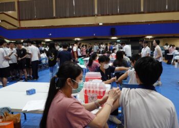 流感、新冠公費疫苗10/1開打!中市衛生局長籲踴躍接種獲雙重保護