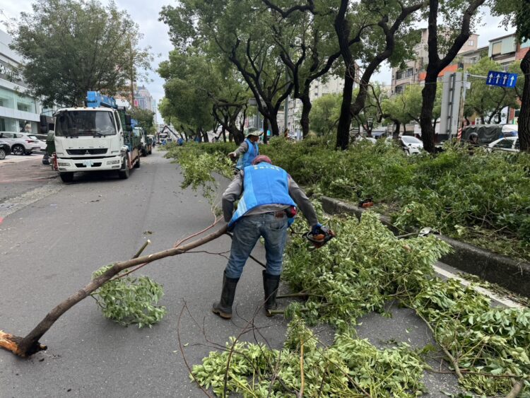 哪裡有需要、台中隊就在哪裡！中市府救災隊馳援高雄、基隆