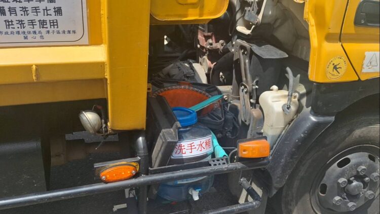 全國首創！中市垃圾車加裝「行動洗手桶」-便民貼心保清潔