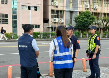 執法宣導雙管齊下-中市警四分局聯合市府團隊強化公車行車安全稽查