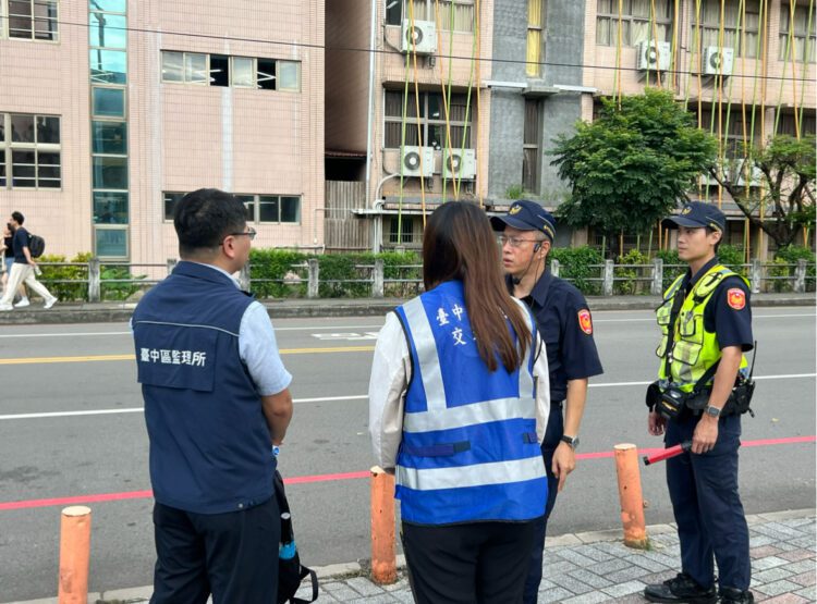 執法宣導雙管齊下-中市警四分局聯合市府團隊強化公車行車安全稽查